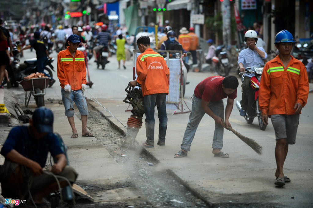 Công trình thi công gây bụi trên đường, ảnh hưởng đến cuộc sống của người dân khu phố; tuy nhiên, ai cũng cố gắng hỗ trợ đơn vị thi công sớm hoàn thành công việc. 