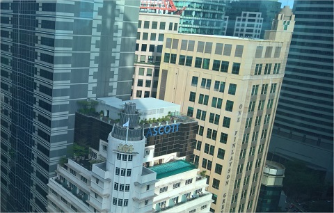 Ở một góc khác, chúng ta có thể thấy quần thể tài chính và kinh tế của Singapore - những tòa nhà chọc trời thể hiện sự hiện đại của đất nước giàu có bậc nhất Đông Nam Á này. Dù đất đai đắt đỏ gần như nhất hành tinh, nhưng ở mọi góc độ, ta thấy mọi nơi, trên mái cũng như dưới nhà, các khối nhà luôn dành không gian cho nước, cho cây. Cây xanh hiện diện mọi nơi mọi chỗ, trong và ngoài các tòa nhà, ở mọi độ cao… Tòa nhà trong hình là một trong những tòa “chọc trời” có tuổi đời lâu đời nhất ở Singapore. Tòa nhà cổ kính này được thiết kế có bể bơi kèm cây xanh ở mọi không gian các tầng nhà (tòa Ascott). 