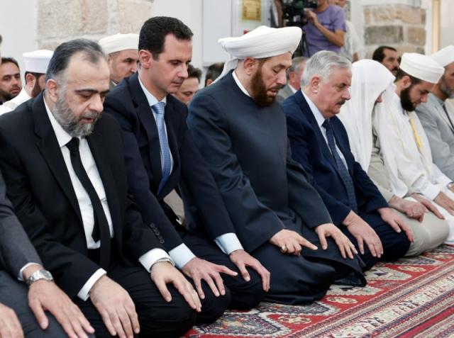 Syria bị láng giềng dội hỏa lực mù mịt, Assad vẫn xuất hiện tự tin