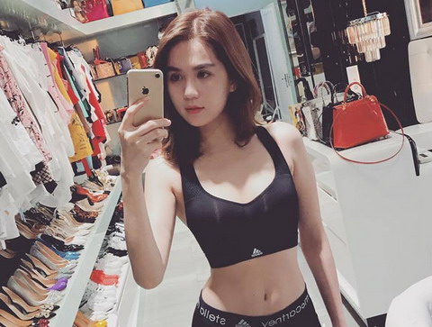 Ngọc Trinh khoe vòng eo con kiến gợi cảm