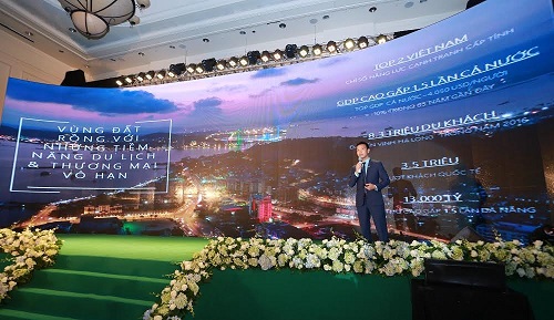 Ông Phạm Văn Nam - Giám đốc kinh doanh FLC Hạ Long – thuyết trình về dự án.