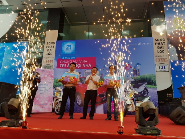 Ông Đỗ Hùng Anh Tuấn - Phó phòng xúc tiến thương mại, Sở Công thương TP.HCM trao thưởng cho 2 khách hàng may mắn trúng giải ngày của CTKM Quà liền tay - Gọi ngay 18001166.
