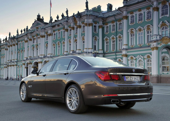 BMW M760Li lại bị triệu hồi vì lỗi rò rỉ nhiên liệu