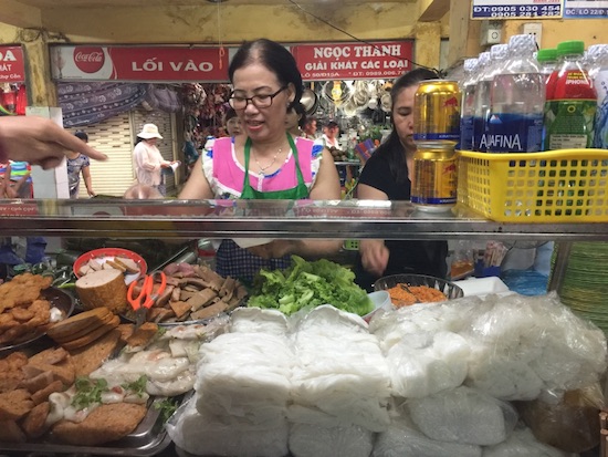 Bước chân vào khu ẩm thực, bạn sẽ không khỏi tò mò khi nhìn thấy những tủ thức ăn chất ngất, những món khá lạ mắt với du khách.