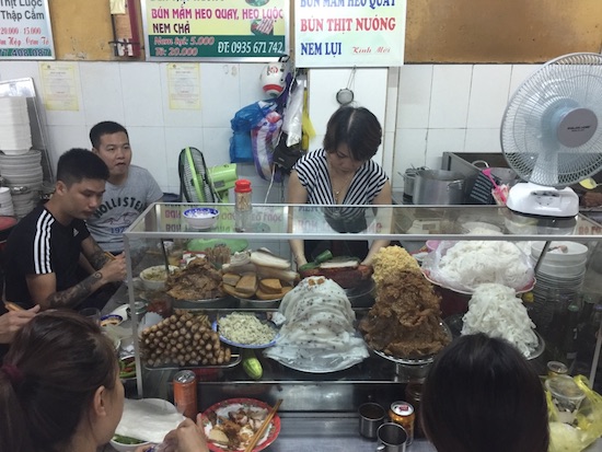 Những quầy hàng ăn luôn đông khách