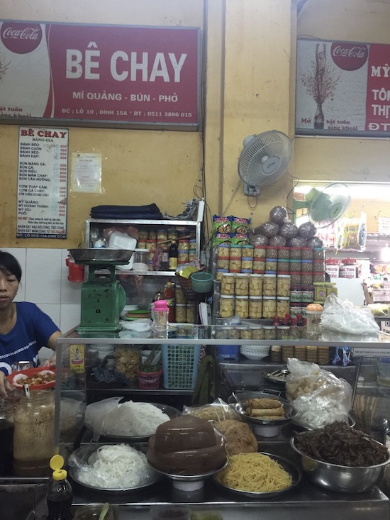 Chợ Cồn cũng nổi tiếng với các món chay mà nếu không sành, bạn không thể phân biệt được mà tưởng như mình đang ăn một tô mì quảng đặc biệt