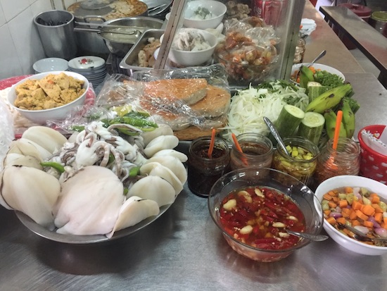 Mực tươi, các loại chả... để phục vụ cho món bánh canh hải sản hấp dẫn nhưng chỉ có giá 20.000 đồng