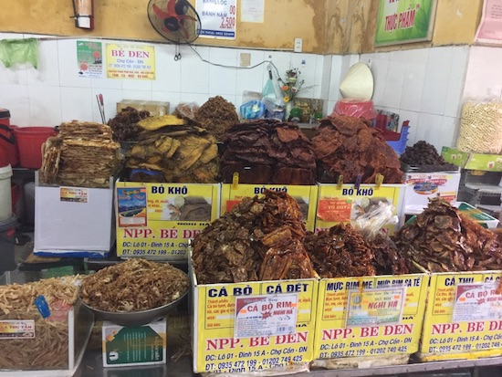Sau khi thưởng thức các món ăn trong chợ Cồn, bạn có thể ghé qua quầy hàng hải sản khô để mua quà về cho gia đình và bạn bè