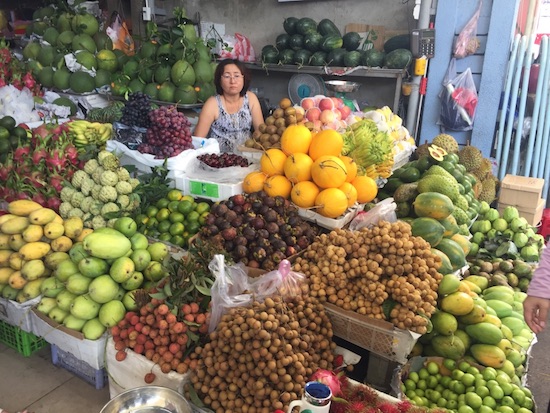 Những quầy hoa quả với các loại đặc sản như sầu riêng, xoài Hòa lộc, loòng boong... được bày biện rất hấp dẫn