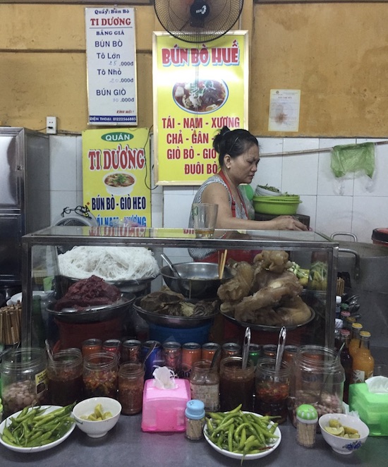 Bún bò Huế nhưng lại là đặc sản ở Đà Nẵng. Chỉ cần 25.000 đồng, bạn đã có thể thưởng thức một tô bún lớn với đầy đủ nạm, gầu, gân, đuôi...