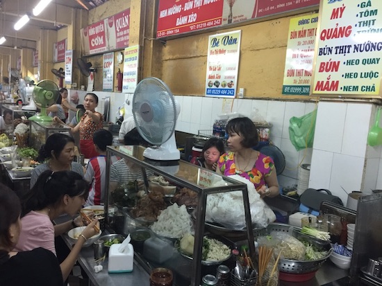 Bún thịt nướng đang dạng như heo quay, heo luộc hay chả giò... chứ không chỉ là thịt nướng như bún chả Hà Nội