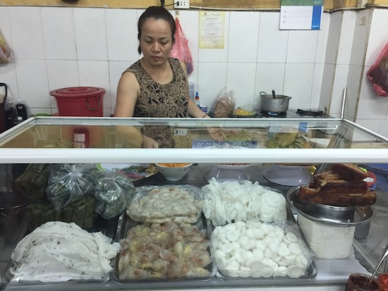 Các loại bánh bèo, bánh bột lọc cả mặn và chay hay bánh ướt... lúc nào cũng sẵn sàng phục vụ thực khách, được bày trong các tủ kính sạch sẽ, hợp vệ sinh và bắt mắt