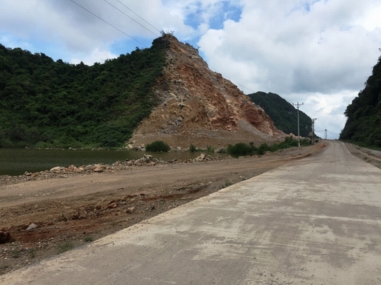 Con đường đất nối quốc lộ 18A với khai trường núi đá trở nên lầy lội bởi xe trọng tải lớn ra vào thường xuyên