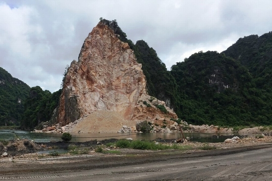 Công trường khai thác đá nằm sâu cuối đường đất, xung quanh được bao bọc bởi nhiều ngọn núi và chỉ có một lối vào duy nhất