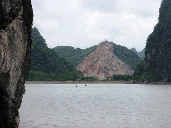 Khu vực công trường nhìn từ vịnh Hạ Long vào