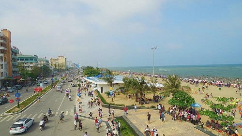 Bãi biển Sầm Sơn đúng nghĩa được trả lại trọn vẹn cho du khách với cát trắng trải dài.