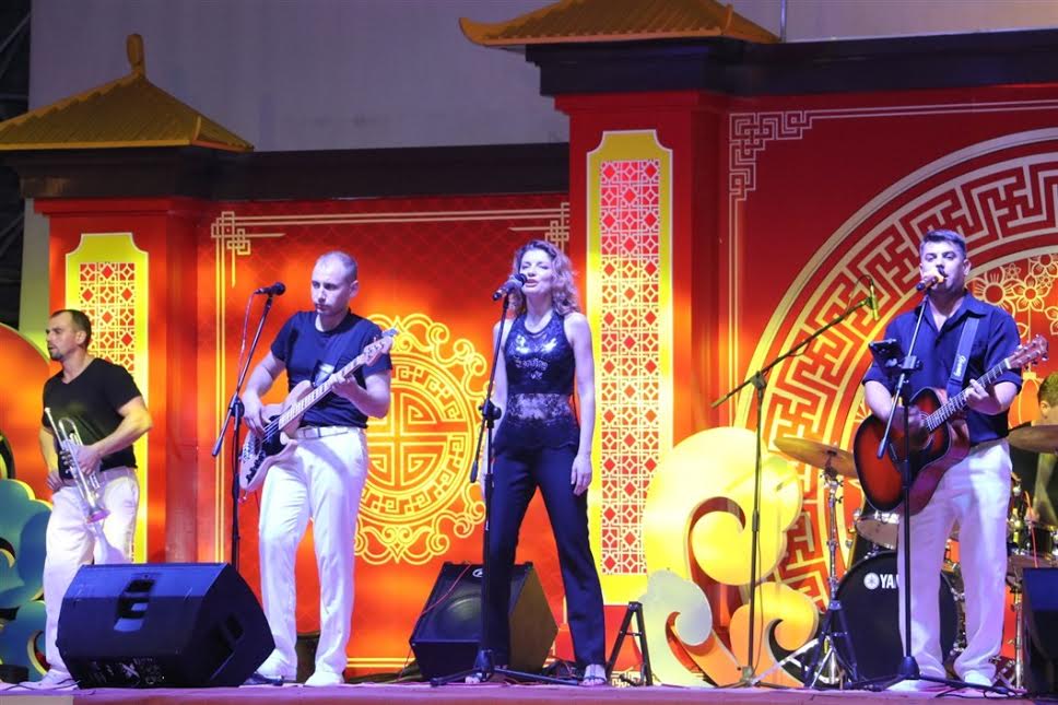 Các nghệ sĩ sẽ biểu diễn tại các địa điểm như Cổng thành, sân khấu Sun Wheel, khu vực Không gian ẩm thực Ngũ hành… tạo cơ hội cho du khách được hòa mình vào không khí hội hè sôi động mọi lúc, mọi nơi trong công viên.