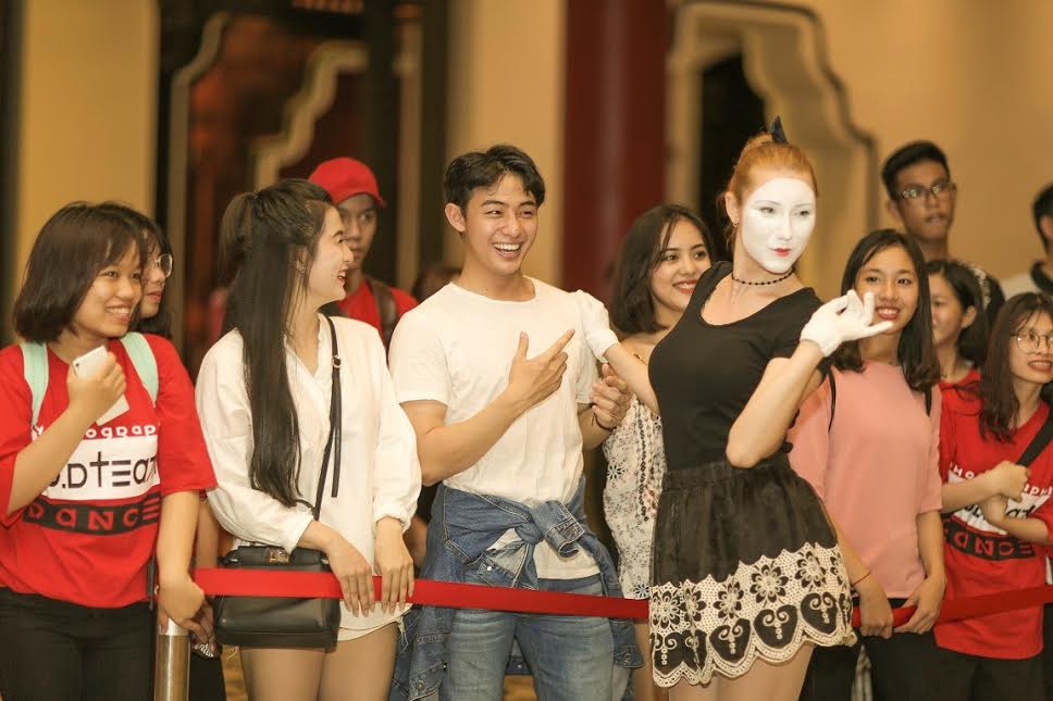 Tại hai sân khấu Cổng thành và sân khấu Sun Wheel sẽ diễn ra nhiều tiết mục nghệ thuật sôi động, hấp dẫn. Nhóm vũ công sẽ biểu diễn các màn múa LED biến hóa trên nền những giai điệu có tiết tấu nhanh, mạnh, sôi động. Ánh sáng, âm nhạc kết hợp cùng vũ điệu hình thể uyển chuyển hứa hẹn mang tới những phút giây bùng nổ cho du khách.