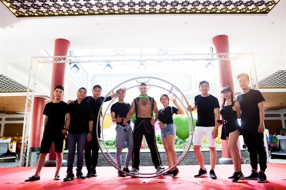Sau mỗi show diễn quậy hết mình, các nghệ sỹ còn sẵn sàng giao lưu chụp ảnh cùng du khách. Không khí hội hè rộn ràng tại công viên trung tâm thành phố, với sự góp mặt của ban nhạc đến từ Châu Âu và màn nhảy múa sôi động, quyến rũ của nhóm vũ công nữ xinh đẹp.