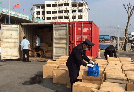 Phát hiện chất cao đặc nghi là shisha giấu trong hàng chục container