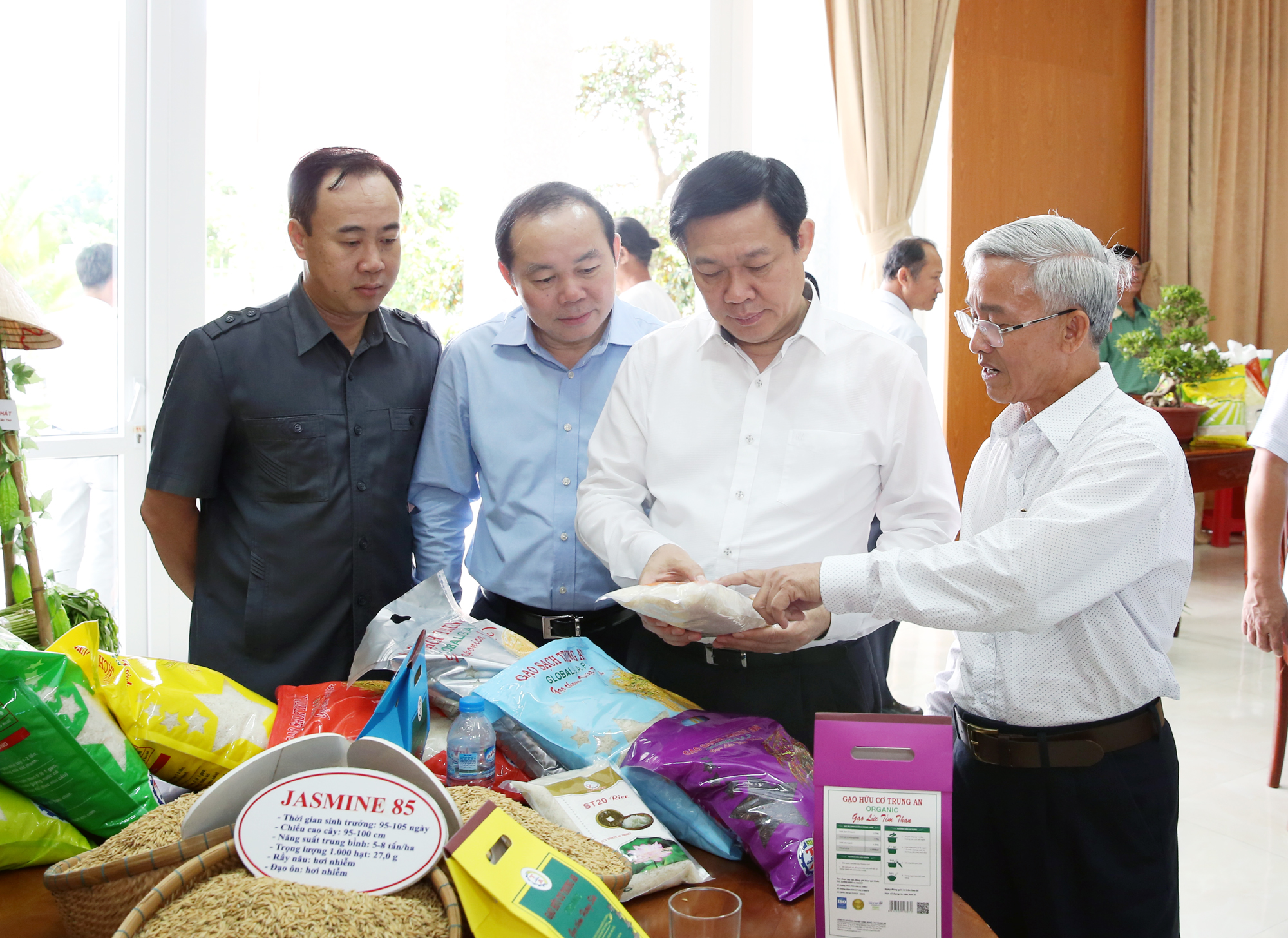 Phó Thủ tướng Vương Đình Huệ phát biểu tại lễ tổng kết. Ảnh: VGP