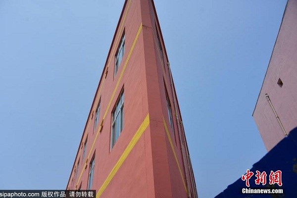 Kinh ngạc những ngôi nhà mỏng như tờ giấy