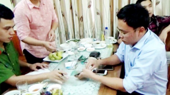 Góc nhìn pháp lý vụ Giám đốc Sở  Yên Bái đưa nhà báo 200 triệu