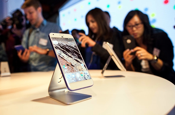 Thương hiệu smartphone cũ &quot;hết cửa&quot; cạnh tranh?