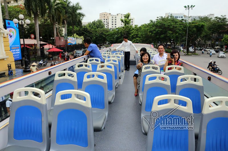 Trên xe lắp đặt wifi miễn phí, hệ thống màn hình, âm thanh hướng dẫn điểm dừng, và giới thiệu hình ảnh danh lam thắng cảnh, lịch sử, văn hóa... với từng vị trí phù hợp bằng nhiều ngôn ngữ khác nhau