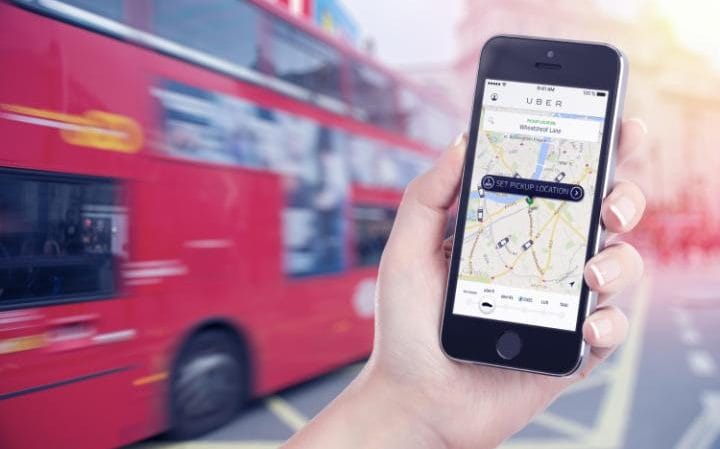 GPS: Thời chưa có ứng dụng định vị GPS trên điện thoại, nếu muốn đi đến đâu, hay muốn biết mình đang ở đâu, bạn chỉ biết dựa vào bản đồ hoặc thậm chí là hỏi một người không quen biết. Ngay cả chiếc iPhone đầu tiên cũng chưa có dịch vụ này, phải đến iPhone 3G ra mắt 01 sau đó mới được sở hữu GPS đầu tiên. Và GPS đã dần đi vào cuộc sống của con người như một phần không thể thiếu, hãy thử tưởng tượng giờ đây bạn cần gọi xe Uber mà không có ứng dụng tiện lợi này?
