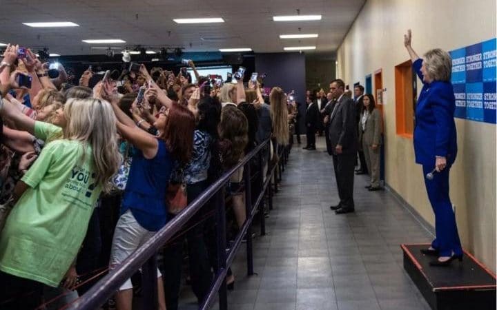 Chụp ảnh Selfies: Ngành công nghiệp camera trên smartphone đã có một bước thay đổi ngoạn mục với hệ thống ống kính được chuyển lên phía trước của thiết bị và chụp ảnh selfie (tự sướng) đã trở thành một hiện tượng xã hội. Các camera trước xuất hiện ở mặt trước của điện thoại vào khoảng đầu năm 2003, và khi nó được tích hợp trên iPhone 4, nhiều người đã nghĩ rằng chúng sẽ phục vụ cho những cuộc gọi video. Nhưng Selfie chỉ đơn giản để để bộc lộ bản thân chứ không phải vì bất kỳ quyết định thiết kế nào.