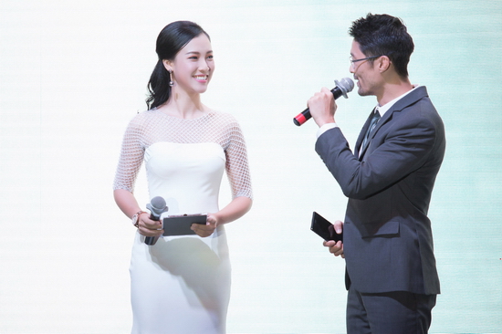 Cả hai tương tác ăn ý tạo nên cuộc đối thoại thu hút. Phong cách dẫn dắt chuyên nghiệp giúp Hoàng Oanh gây ấn tượng với quan khách.