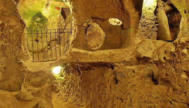 Là khu dân cư ngầm dưới đất lớn nhất tại vùng Cappadocia,  thành phố Derinkuyu có đủ không gian sống cho hơn 20.000 người.