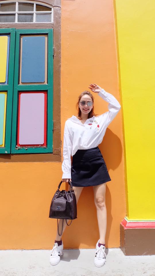 Minh Hằng trẻ trung và cá tính khi ứng dụng style nữ sinh với chiếc túi Chanel Large Drawstring với kiểu dáng cực phù hợp với bộ cánh. Chiếc túi này được bán với giá 4.200 USD (khoảng 92 triệu đồng).