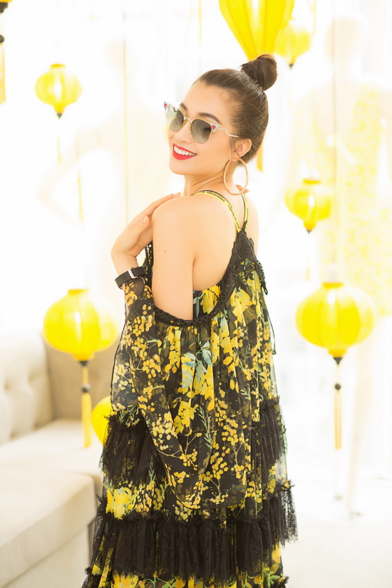   Trên nền sắc đen, hoạ tiết hoa mimosa, hoa tử đằng màu vàng được in nổi bật, hoà vào đó là sắc xanh của lá vô cùng trẻ trung.