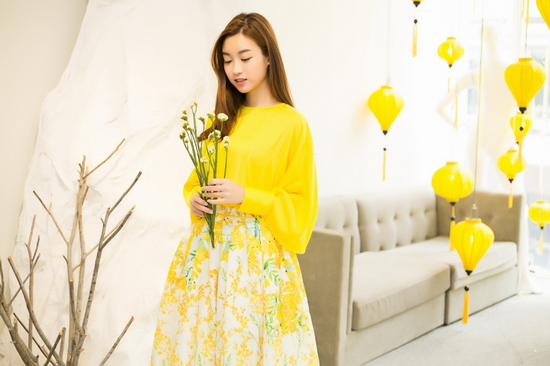 Bộ cánh mang đến cảm giác nhẹ nhàng, ngọt ngào và trẻ trung cho Hoa hậu Việt Nam 2016.