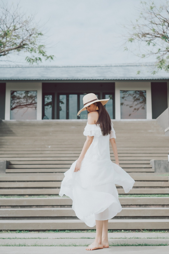 Sắc trắng luôn được các quý cô ưa chuộng bởi vẻ đẹp vượt thời gian, giúp người mặc trông luôn trẻ trung và phù hợp với mọi mùa mốt. Với hai thiết kế trễ vai, chất liệu mềm mại, mỏng manh kết hợp thêm những mảng ren hoạ tiết to bản mang lại đôi chút gợi cảm cho Lệ Hằng bên cạnh tinh thần thanh lịch, nữ tính, nhẹ nhàng mà Adrian Anh Tuấn muốn hướng đến. 