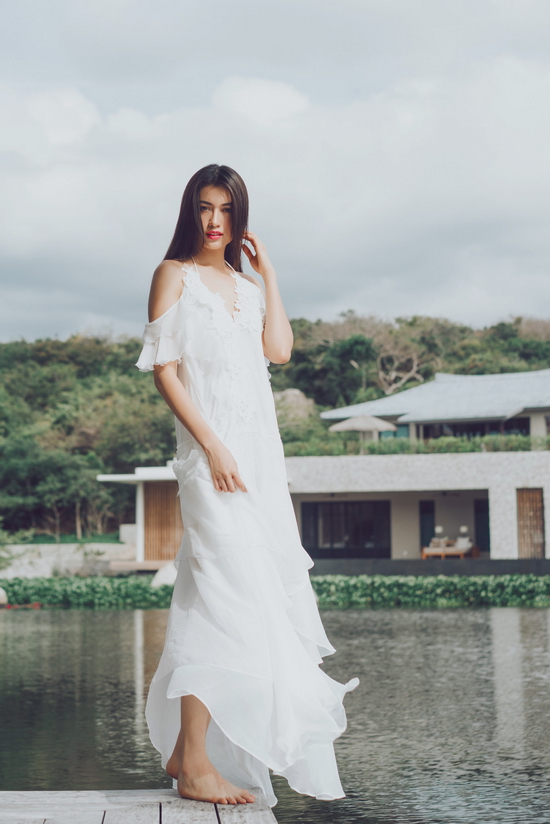 Á hậu Hoàn vũ Việt Nam 2015 khéo léo chuyển động cơ thể một cách tự nhiên như hình ảnh một cô nàng đang dạo chơi giữa mùa hạ xanh mát nhưng vẫn đậm tính thời trang, vừa đủ để những khung ảnh mang sự chuyên nghiệp.