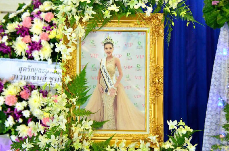 Theo tờ Thairath, những ngày qua, người thân, bạn bè và hàng xóm đã có mặt trong lễ tang tưởng nhớ Rattana Ramchatu. Hoa hậu Grand UThai Thani 2017 của Thái Lan qua đời hôm 1/6 sau tai nạn giao thông nghiêm trọng. Nhiều người có mặt đã không cầm được nước mắt khi nhìn di ảnh cũng chính là tấm hình chụp khoảnh khắc cô đăng quang trước khi mất vài ngày.