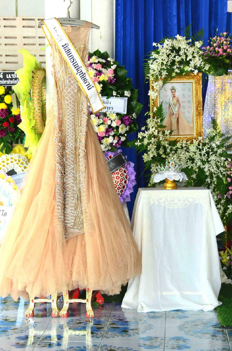 Lễ tang không có mặt cha mẹ của hoa hậu Thái Lan 19 tuổi hình ảnh 2 Bộ váy từng được người đẹp 19 tuổi mặc trong hôm đăng quang được gia đình đặt cạnh di ảnh. Người nhà cho biết, họ sẽ chôn cất những vương miện, váy áo cùng với Rattana.