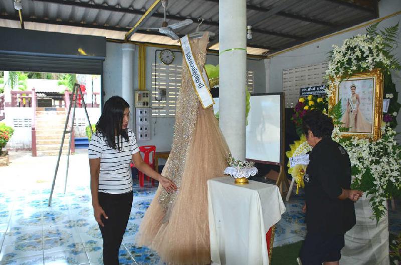 Lễ tang không có mặt cha mẹ của hoa hậu Thái Lan 19 tuổi hình ảnh 3 Rattana sinh trưởng ở vùng quê nghèo tại Thái Lan, gần biên giới với Myanmar. Cha mẹ ly hôn khi cô còn rất nhỏ nên cô sống với chú ruột và coi ông như cha. Điều khiến nhiều người bất ngờ là vài ngày qua, cha mẹ Rattana không có mặt trong lễ tang của con. Chú cô là người đứng ra lo liệu mọi chuyện.