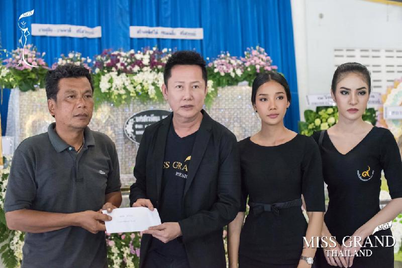 Lễ tang không có mặt cha mẹ của hoa hậu Thái Lan 19 tuổi hình ảnh 7 Tại lễ tang, đại diện cuộc thi hoa hậu Thái Lan đã gửi phần quà quyên góp từ các người đẹp khác cho chú của Rattana. Nói về người thay thế vị trí người đẹp xấu số, đại diện này cho biết chưa có quyết định cụ thể vào lúc này.