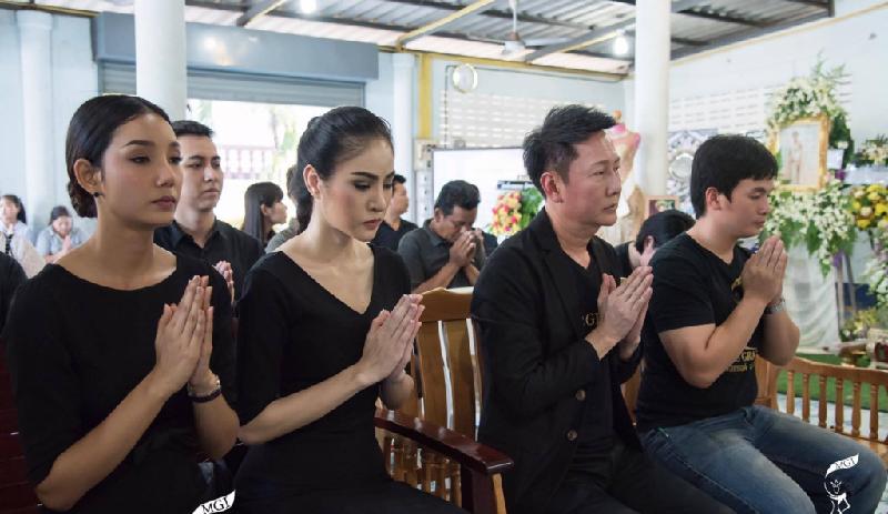 Lễ tang không có mặt cha mẹ của hoa hậu Thái Lan 19 tuổi hình ảnh 8 Những người lặng đi trong phút cầu nguyện cho Rattana. Sau vụ tai nạn thảm khốc, cô qua đời ngay tại chỗ. Lái xe đi cùng cũng là quản lý hiện có dấu hiệu chuyển biến tích cực sau 5 ngày hôn mê.
