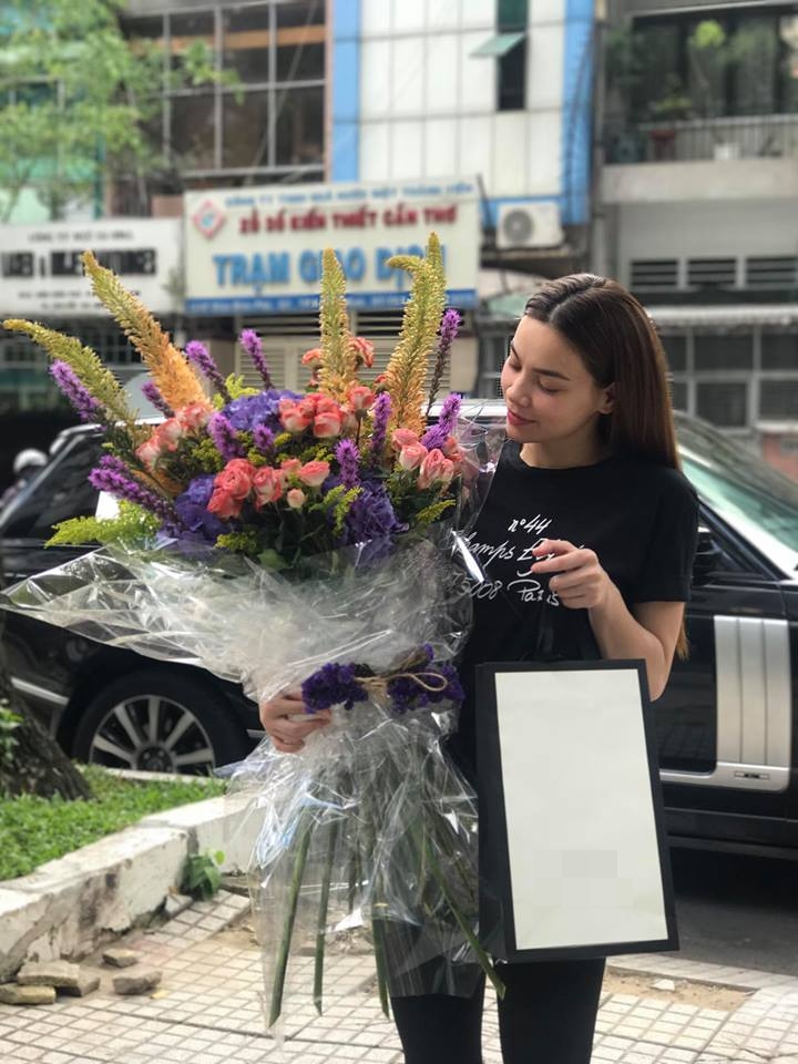 Hồ Ngọc Hà thích thú khoe quà nhận được