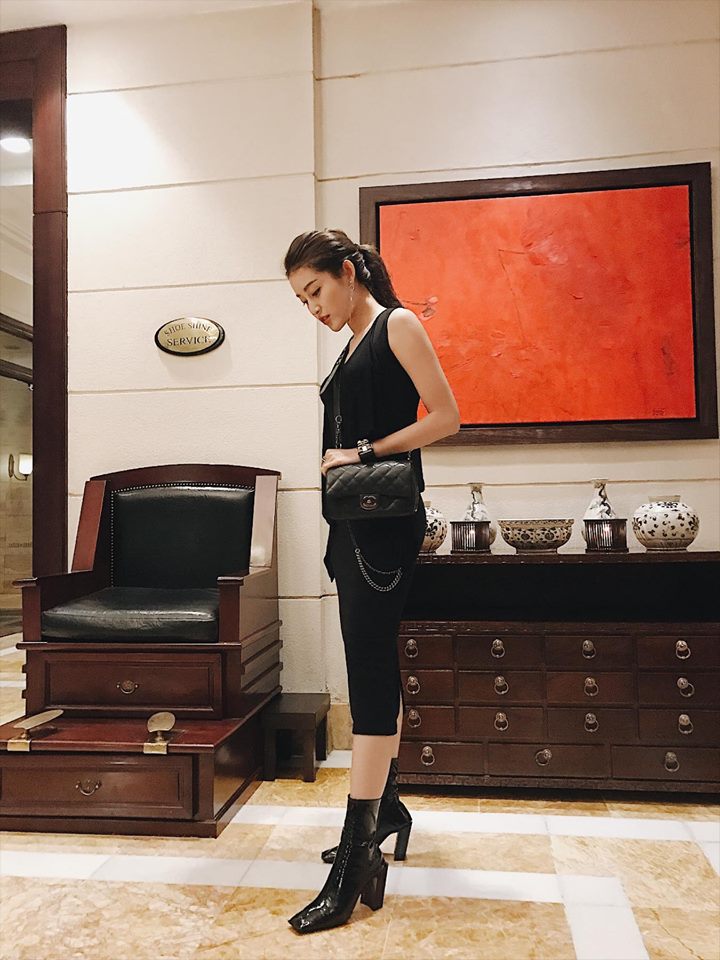 Huyền My cá tính với tông đen xuống phố