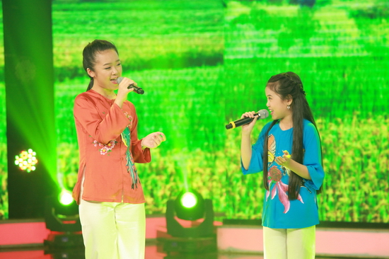 “Hai chị em” Linh Phương - Hiền Trân “song kiếm hợp bích”  Cuối cùng là tiết mục của “cô bé hát nhạc Tây Nguyên” Hiền Trân và Linh Phương – một đối thủ “nặng ký” trong cuộc thi. Tuy có sự khác biệt về vùng miền nhưng hai cô bé đã có màn phối hợp vô cùng ăn ý qua ca khúc Hai chị em. Đặc biệt ở giữa tiết mục, Linh Phương và Hiền Trân có màn đối thoại vô cùng dễ thương, hệt như hai chị em ở hai đầu chiến tuyến trong lời bài hát.