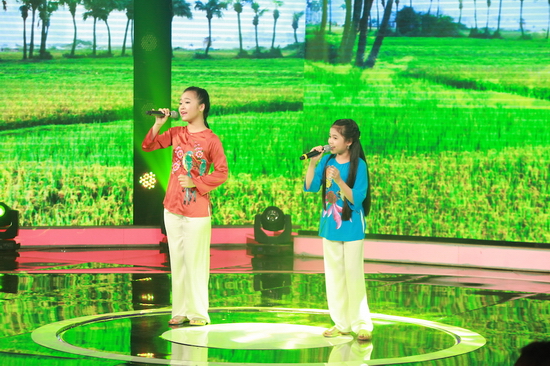 Nhận xét về tiết mục, Quang Linh ngợi khen Hiền Trân song ca với bất cứ ai cũng không bị “lép vế”, dù là nữ ca sĩ Võ Hạ Trâm hay đối thủ “nặng ký” như Linh Phương. Anh nhấn mạnh đây là một tiết mục hay bởi cả hai hát rất hòa quyện, trình diễn tự tin. 