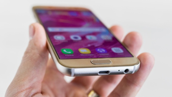 Galaxy A3 2017 nhỏ gọn với màn hình chỉ 4,7 inch độ phân giải HD nhưng vẫn sử dụng tấm nền SuperAMOLED như A5 và A7 (2017) cho hình ảnh hiển thị sắc nét và màu sắc đẹp. 