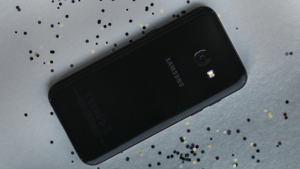 Với mức giá thấp hơn hai đàn anh nên A3 (2017) có cấu hình thấp hơn với chip 8 nhân Exynos 7870 tốc độ 1.6 GHz, RAM 2GB và bộ nhớ trong 16GB. Máy ảnh trên A3 2017 cũng được cắt giảm với camera chính giảm xuống 13MP, camera trước còn 8MP nhưng cả hai camera đều sử dụng ống kính khẩu độ f/1.9. 