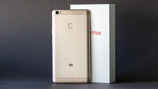 Xiaomi Mi Max chạy hệ điều hành MIUI8 được phát triển trên nền tảng Android 6.0 với sức mạnh của vi xử lý Qualcomm Snapdragon 650 với 3GB RAM và 32GB bộ nhớ trong. Cấu hình này của điện thoại Xiaomi là tương đương các đối thủ Galaxy A9 và A9 Pro của Samsung, trong khi mức giá chỉ bằng khoảng một nửa.